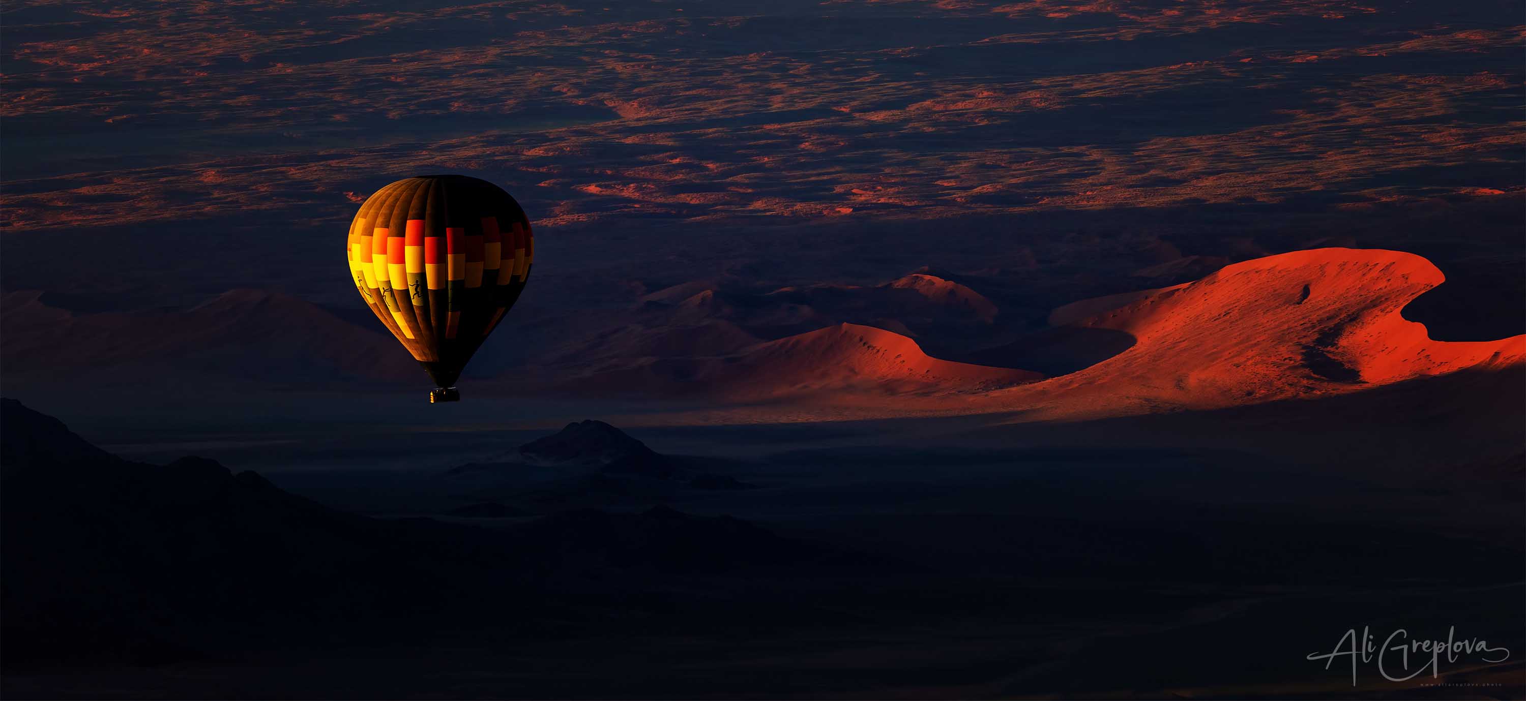 Horkovzdušný balón nad pouští Namib za úsvitu