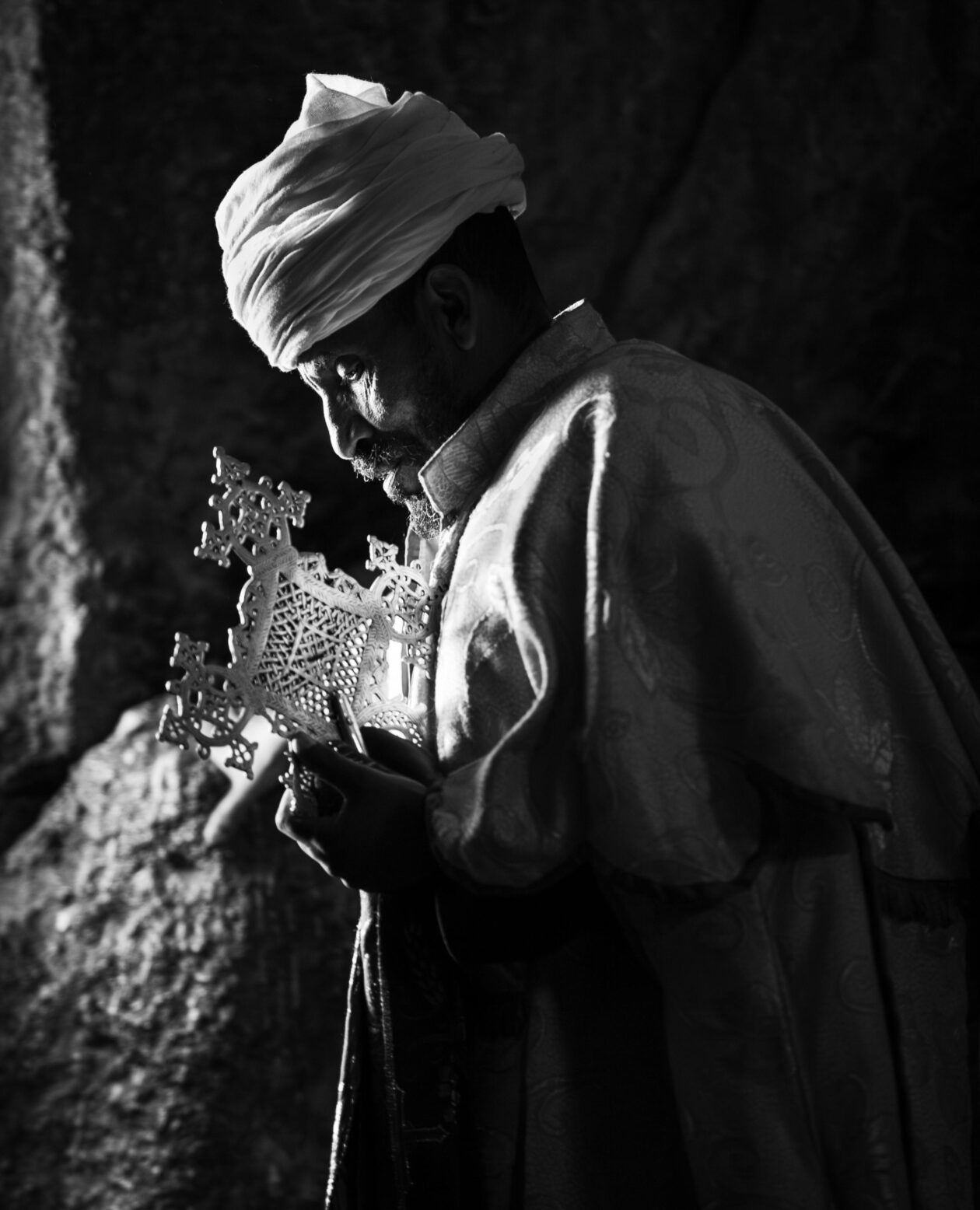 Etiopský ortodoxní kněz s procesním křížem, Lalibela, Etiopie