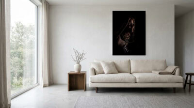 Portrét ženy kmene Himba jako fine art print na stěně v minimalistickém interiéru