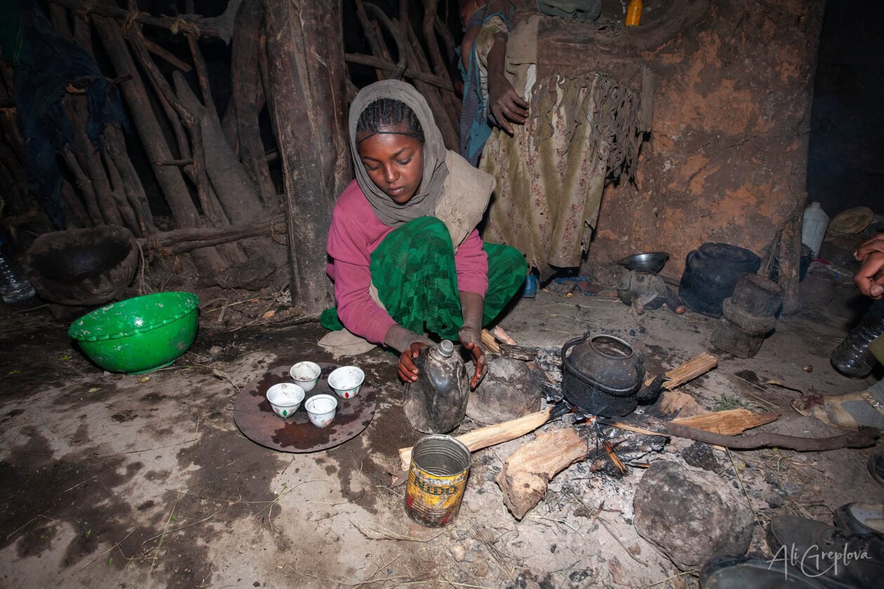 Dívka připravuje kávu při tradiční buna ceremony v chýši, Simien Mountains, Etiopie