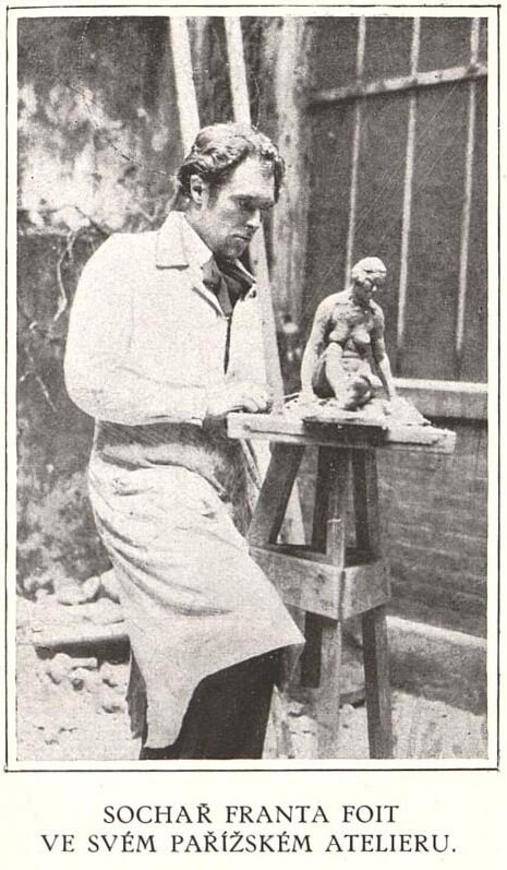 Sochař František Foit ve svém pařížském ateliéru, 1925