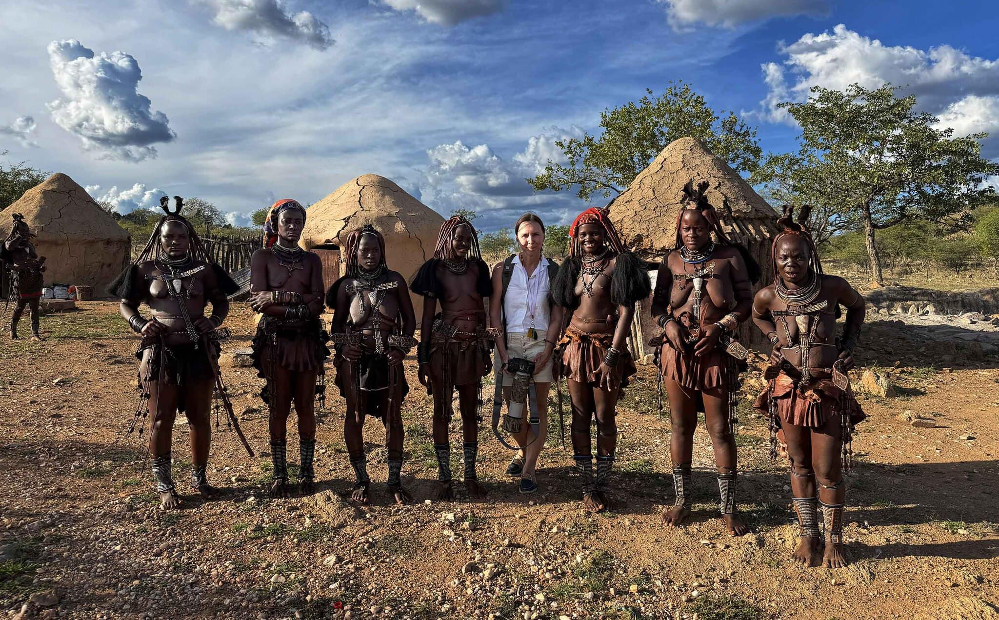 Ali Greplová s ženami z etnika Himba u vesnice poblíž Kamanjabu, Namibie